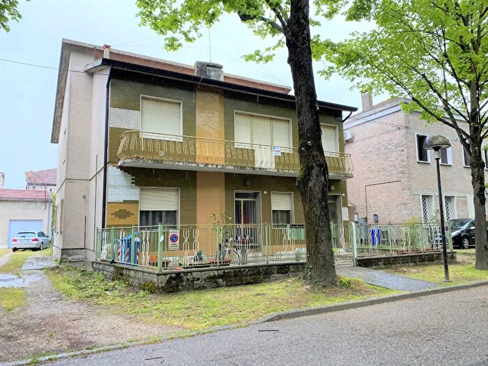 Casa con 10 locali in vendita in Tresignana