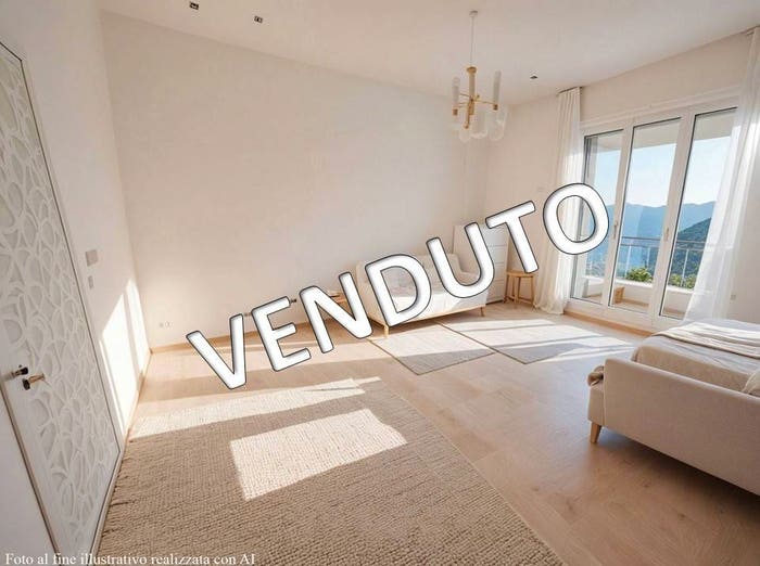 Appartamento trilocale in vendita in Via Torrione San Martino, Vomero, Napoli