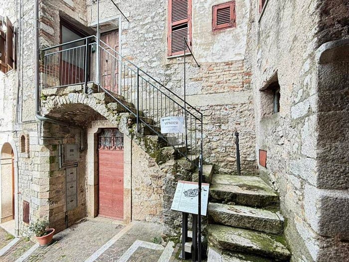Appartamento quadrilocale in vendita in Via Ginesio, Centro, Bassiano