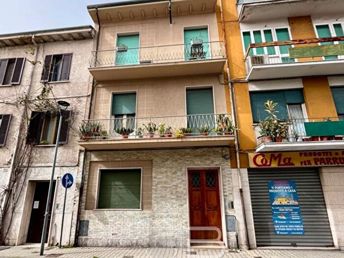 Appartamento quadrilocale in vendita in Via Vittorio Veneto, Centro, Viareggio