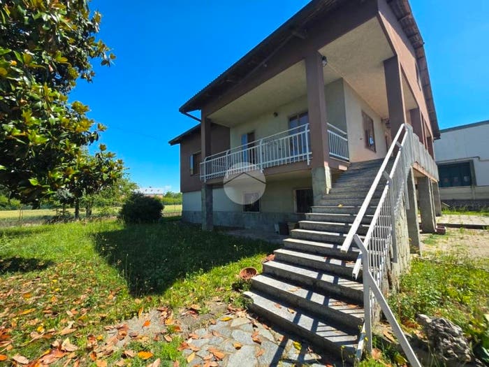 Casa con 6 locali in vendita in Via IV Novembre, Bosconero