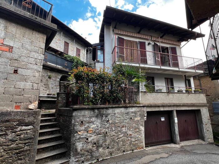 Casa quadrilocale in vendita in Caprezzo
