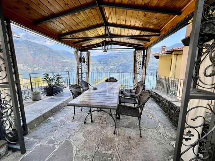 Casa bilocale in vendita in via quattro novembre, Centro, Carate Urio