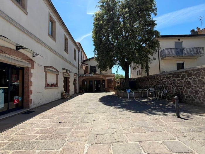 Appartamento trilocale in vendita in Piazza della Pace, Centro, Manciano