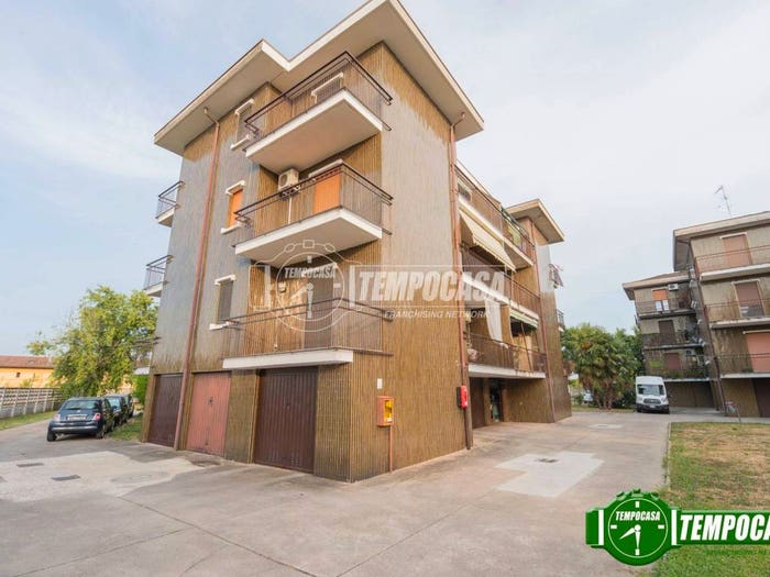 Appartamento trilocale in vendita in Via Circonvallazione, Centro, Rosate