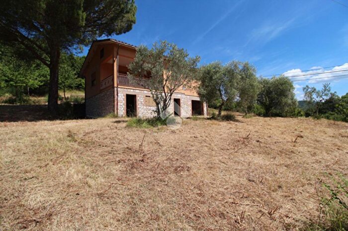 Casa trilocale in vendita in Via Turanense, Rocca Sinibalda