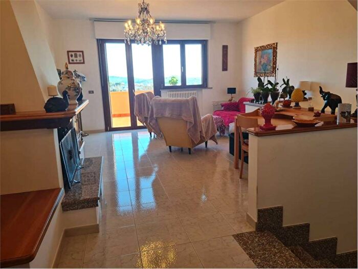 Casa quadrilocale in vendita in Brecce Bianche, Ancona