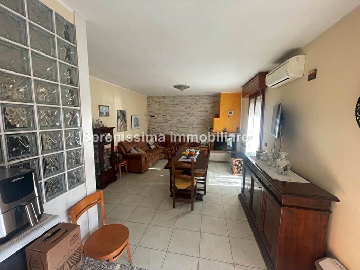 Appartamento con 6 locali in vendita in Centro, Montelabbate