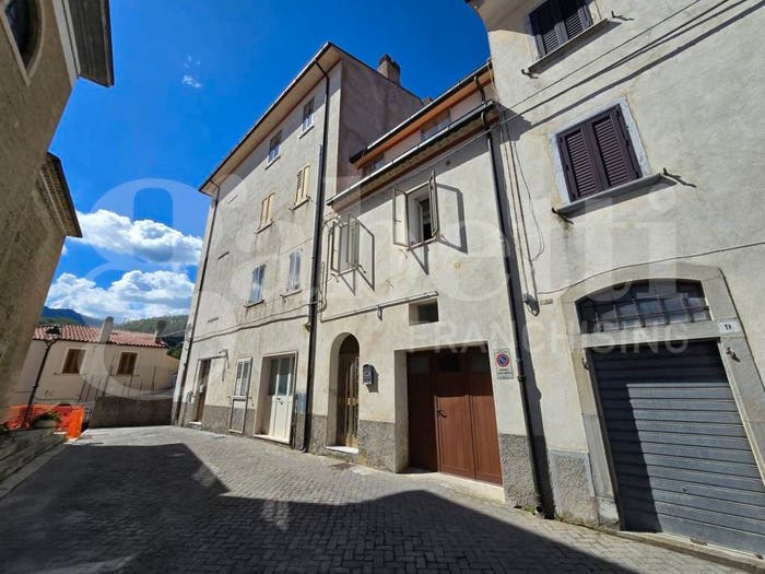Appartamento con 6 locali in vendita in Piazza San Nicola, Castel del Giudice