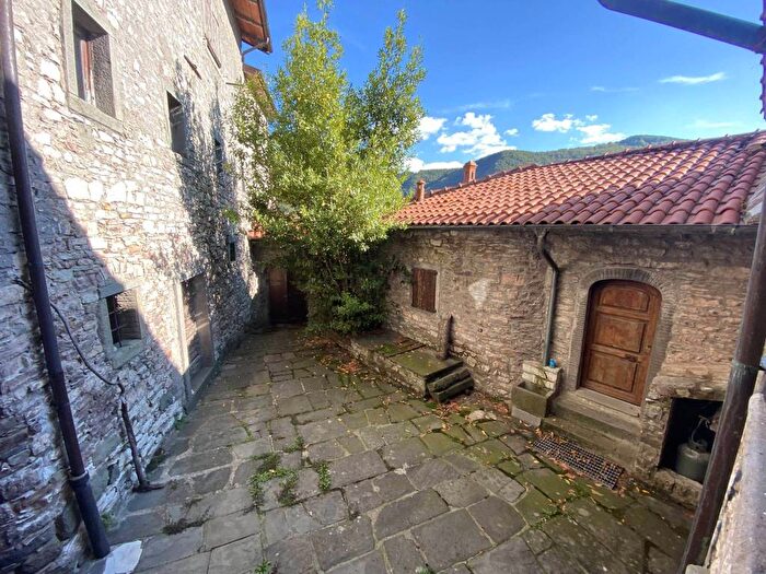 Casa con 6 locali in vendita in Località Castello, Comano