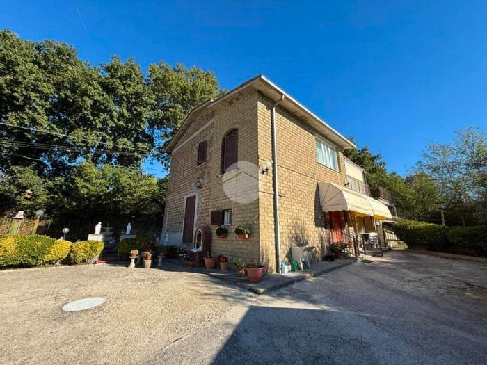 Casa con 5 locali in vendita in VIA CORLANDO, Collevecchio