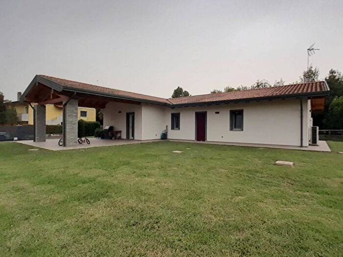 Casa con 6 locali in vendita in Via Giovanni Costantini, Pertegada, Latisana
