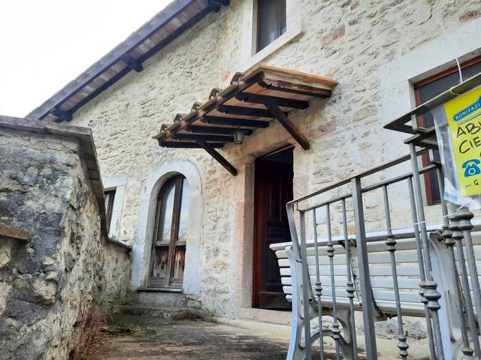 Casa con 6 locali in vendita in Via di Pontuglia, Scheggino