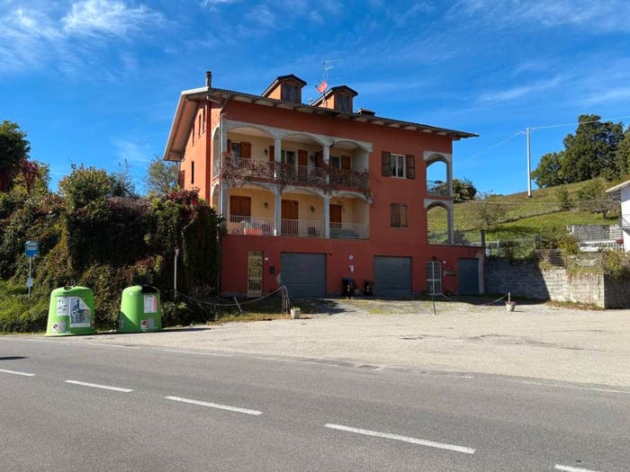 Appartamento con 5 locali in vendita in Via Val d'Enza, Palanzano