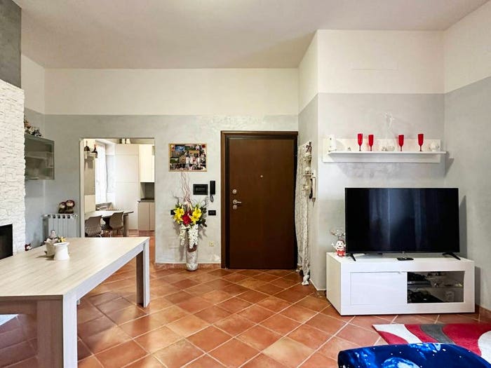 Appartamento trilocale in vendita in Via Magenta, Moniga del Garda