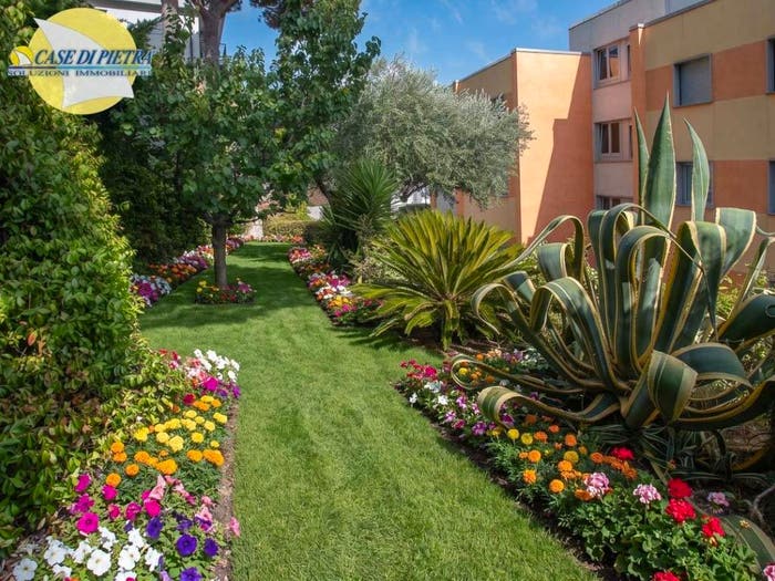 Appartamento trilocale in vendita in Via Monsignor Luigi Rembado, Centro, Pietra Ligure