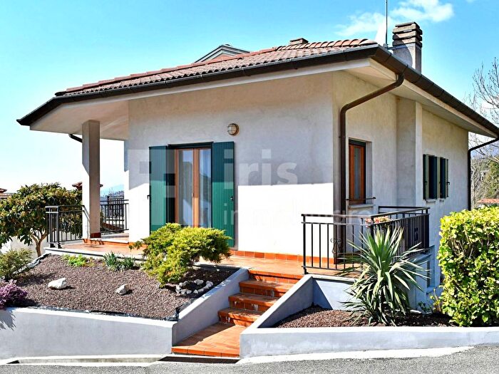 Casa con 6 locali in vendita in Via Bernadia, Tarcento
