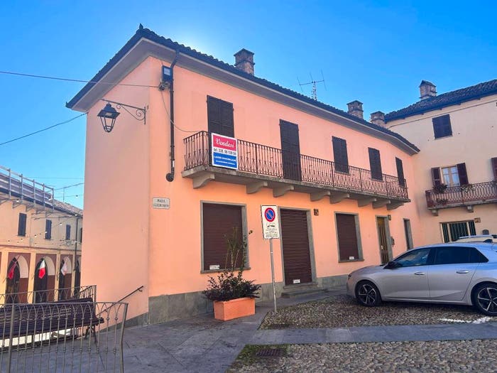 Casa con 6 locali in vendita in Piazza Guglielmo Marconi, Centro, Castagnole delle Lanze