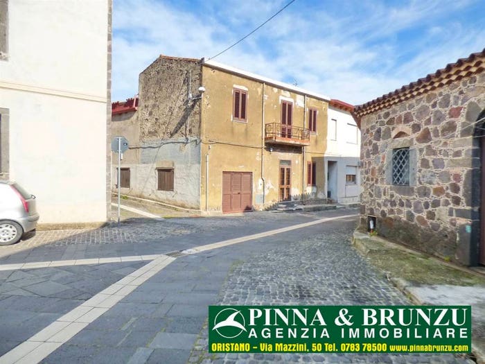Casa con 6 locali in vendita in Via Roma, Narbolia
