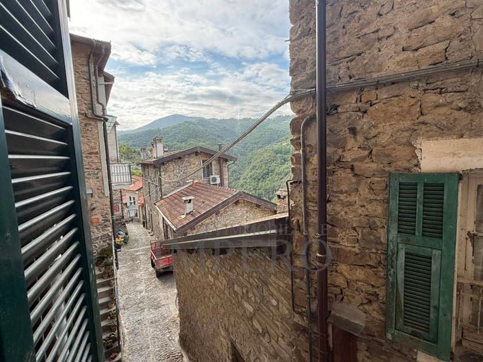 Appartamento bilocale in vendita in Via Roma, Centro, Apricale