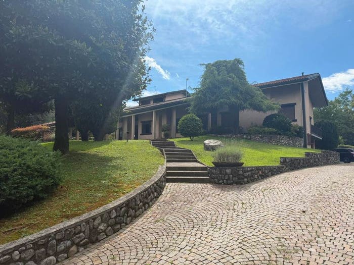 Casa con 6 locali in vendita in Via Don Carlo Gnocchi, Inverigo