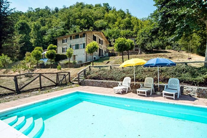 Casa con 16 locali in vendita in Barga