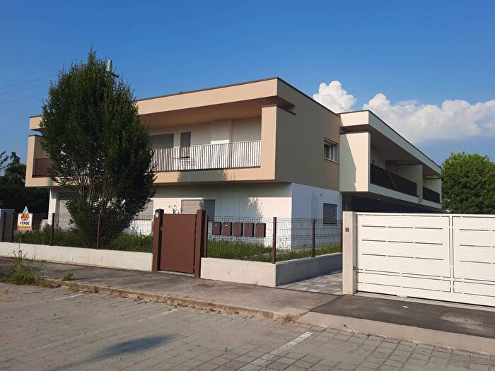 Appartamento con 6 locali in vendita in Via Grazia Deledda, Trebaseleghe