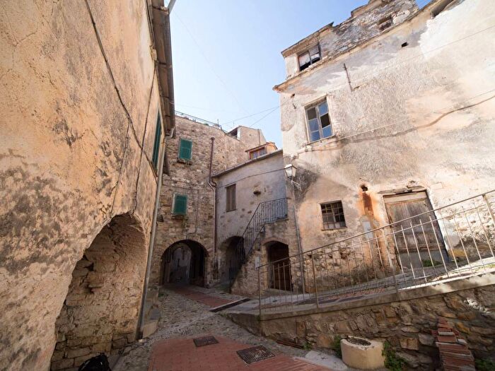 Appartamento con 6 locali in vendita in Via Risorgimento, Centro, Cipressa