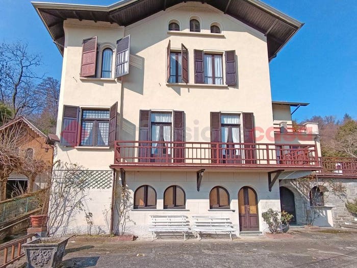 Casa con 6 locali in vendita in via Cavour, Centro, Nebbiuno