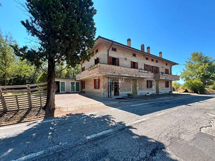 Casa con 6 locali in vendita in Strada Provinciale Montefabbri, Urbino