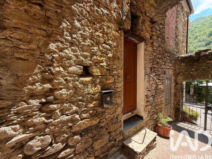Appartamento quadrilocale in vendita in Via PAOLO MANFREDI, Centro, Vessalico