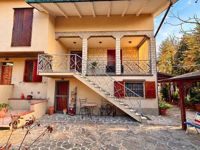 Casa con 6 locali in vendita in Via Ugo Foscolo, Centro, San Felice sul Panaro