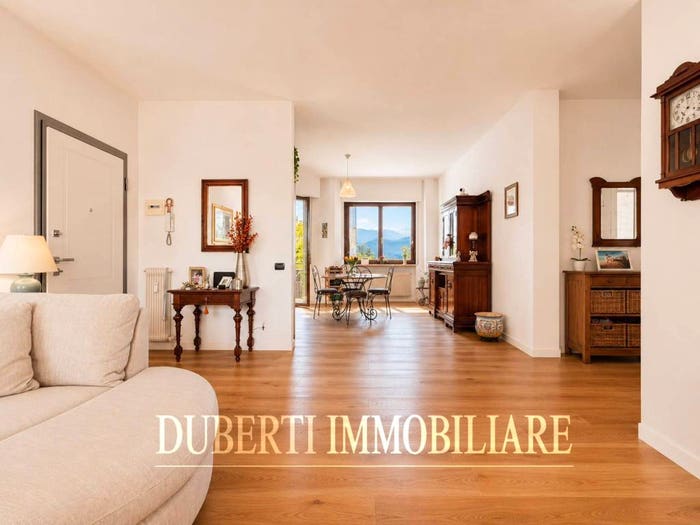 Appartamento quadrilocale in vendita in Via Giuseppe Mazzini, Centro, Azzate