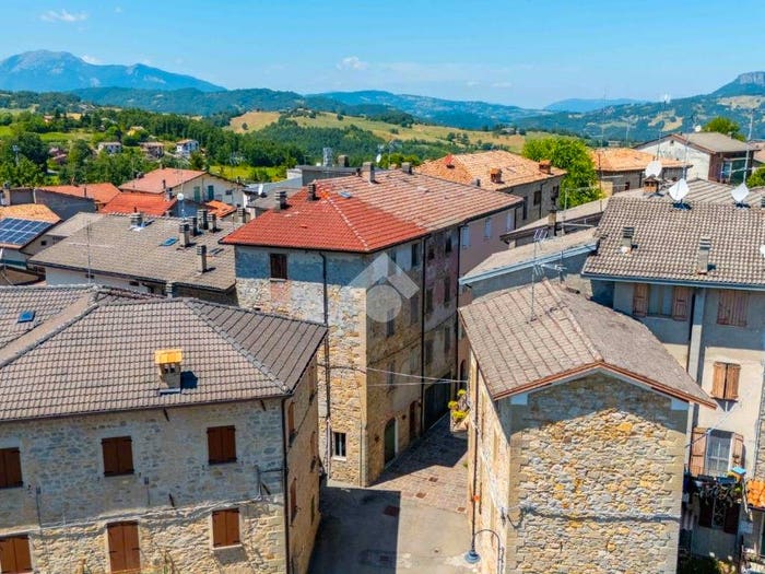 Appartamento quadrilocale in vendita in Via Roma, Centro, Villa Minozzo