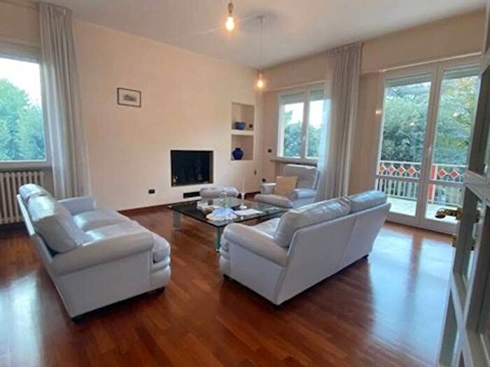 Casa con 6 locali in vendita in Via Gandhi, Muraglia, Pesaro