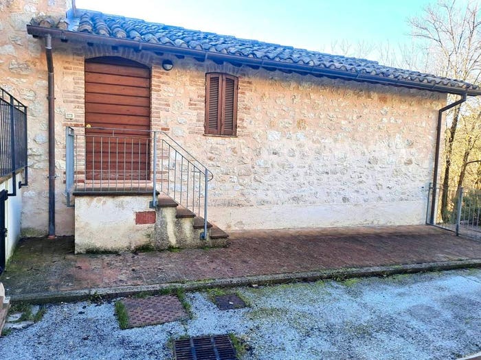 Casa trilocale in vendita in Località Colle di Verchiano, Carpello Scopoli Casenove Verchiano, Foligno