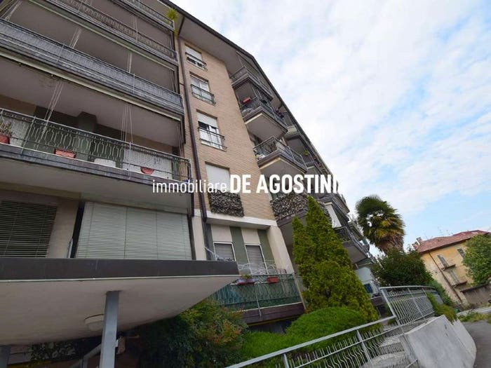 Appartamento trilocale in vendita in via Vittorio Veneto, Centro, Arona