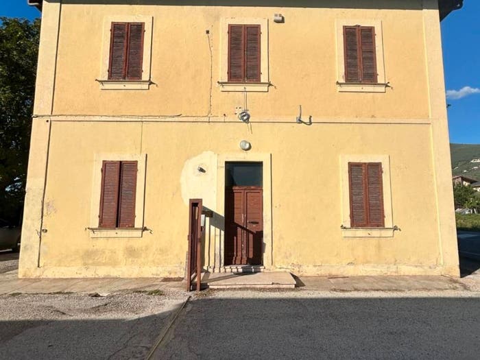 Casa con 6 locali in vendita in Viale Trento e Trieste, Centro, Campello sul Clitunno