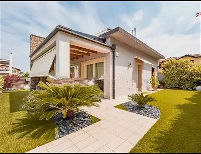 Casa trilocale in vendita in Via Achille Ambrosi, Peschiera Del Garda