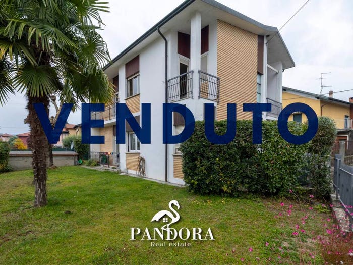 Casa con 5 locali in vendita in via Genova, Centro, Angera