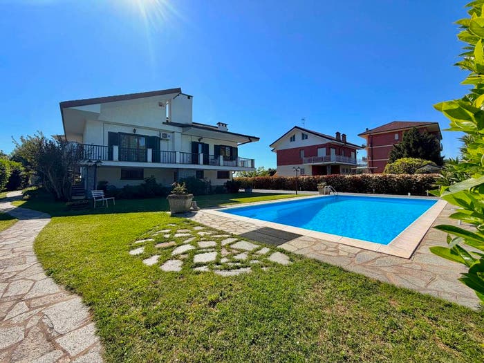 Casa con 6 locali in vendita in Strada Crosassa, Bra