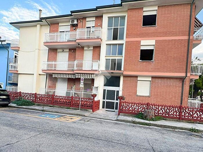 Appartamento trilocale in vendita in Via Curtatone, Porto San Giorgio