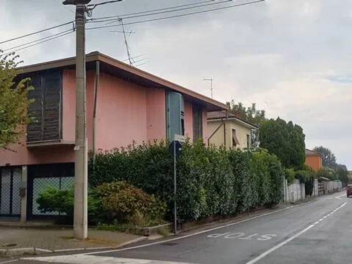 Casa con 6 locali in vendita in Via Roma, Vanzaghello