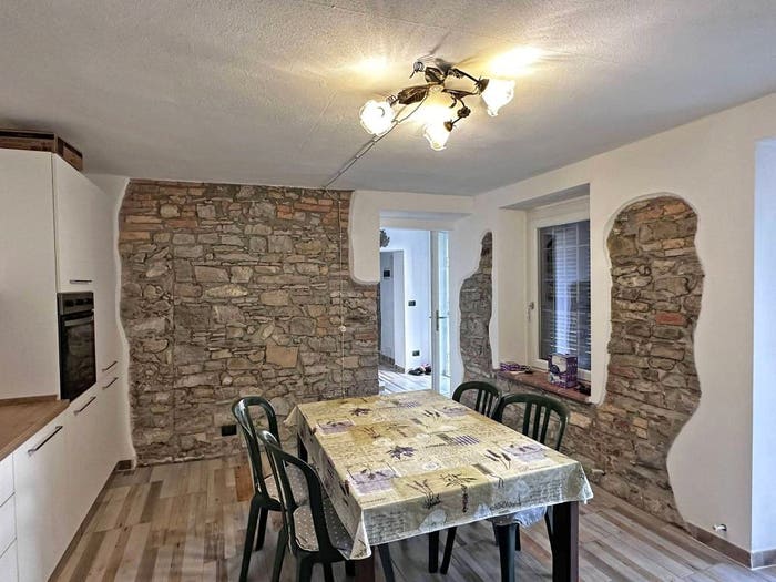 Casa con 6 locali in vendita in Località Bersani, Gropparello