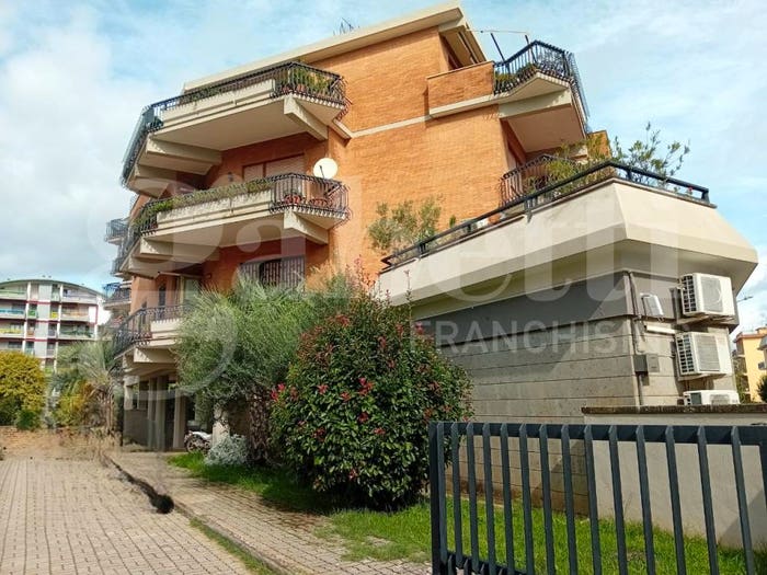 Appartamento con 5 locali in vendita in via Giosuè Carducci, Centro, Civita Castellana