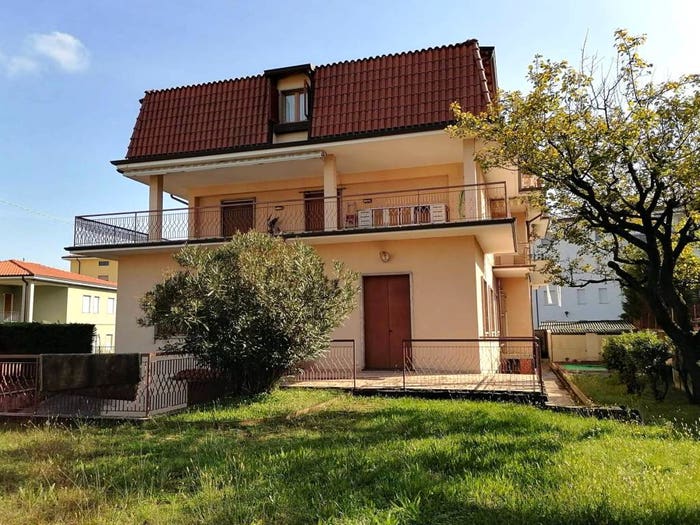 Casa con 6 locali in vendita in Via Giuseppe Verdi, Curno
