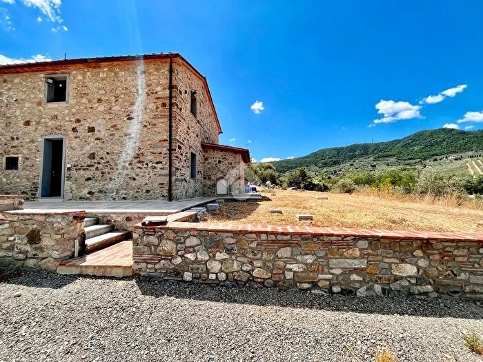 Casa con 6 locali in vendita in Via dei Pretelli, Quarrata