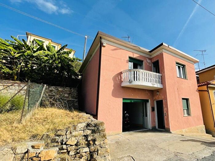 Casa con 5 locali in vendita in Via Aurelia, Aregai, Cipressa