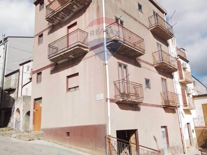 Casa con 6 locali in vendita in Piazza IV Novembre, Cerami