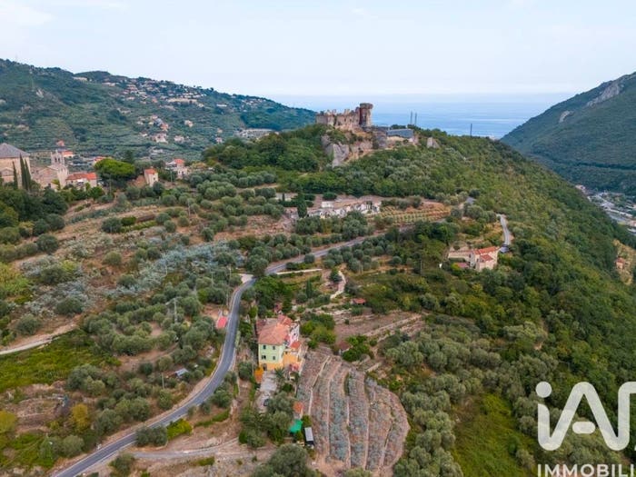Appartamento con 6 locali in vendita in Via DON MARIO SCARRONE, Finale Ligure